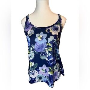 ⭐️ Old Navy floral print workout top- small